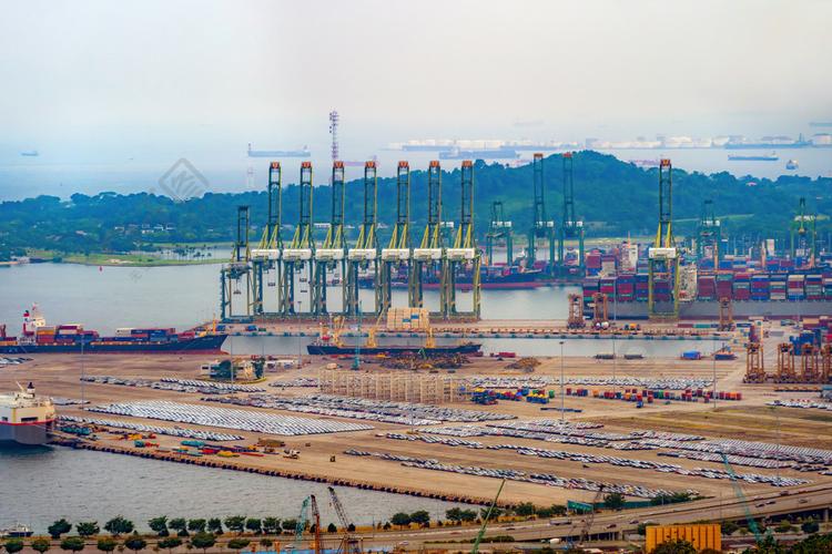 城市进出口业务和物流国际货物中的集装箱货船鸟瞰图日落时分在新加坡
